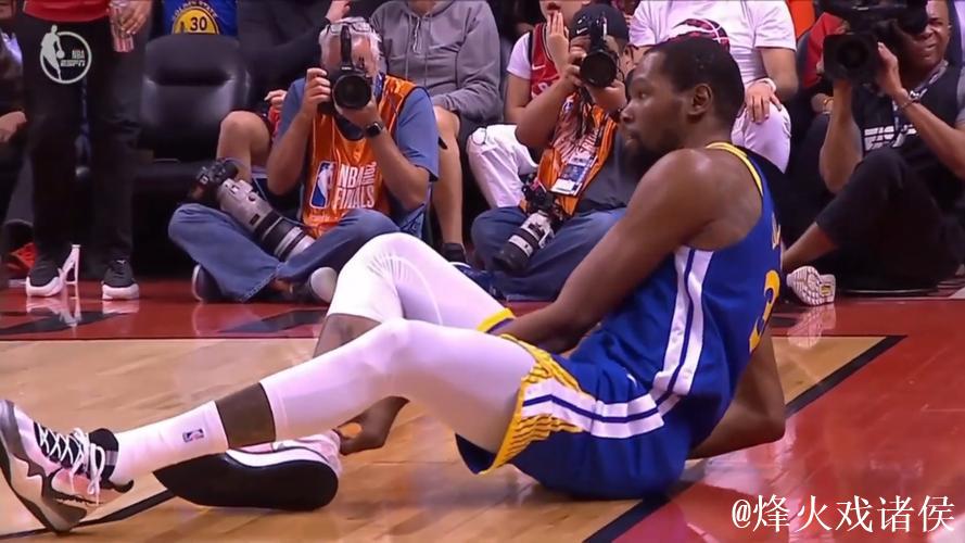 杜兰特左小腿拉伤疲惫难耐,预计至少休战两周 杜兰特左小腿拉伤疲惫难耐,预计至少休战两周